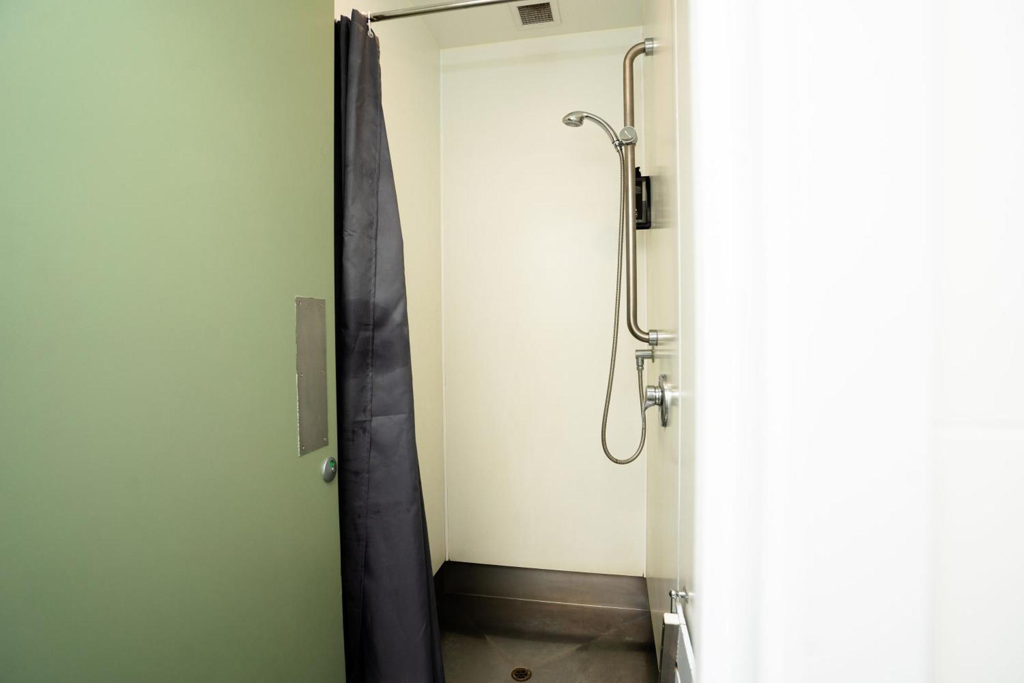 Hostel Haka House Rotorua Zimmer foto A shower cubicle