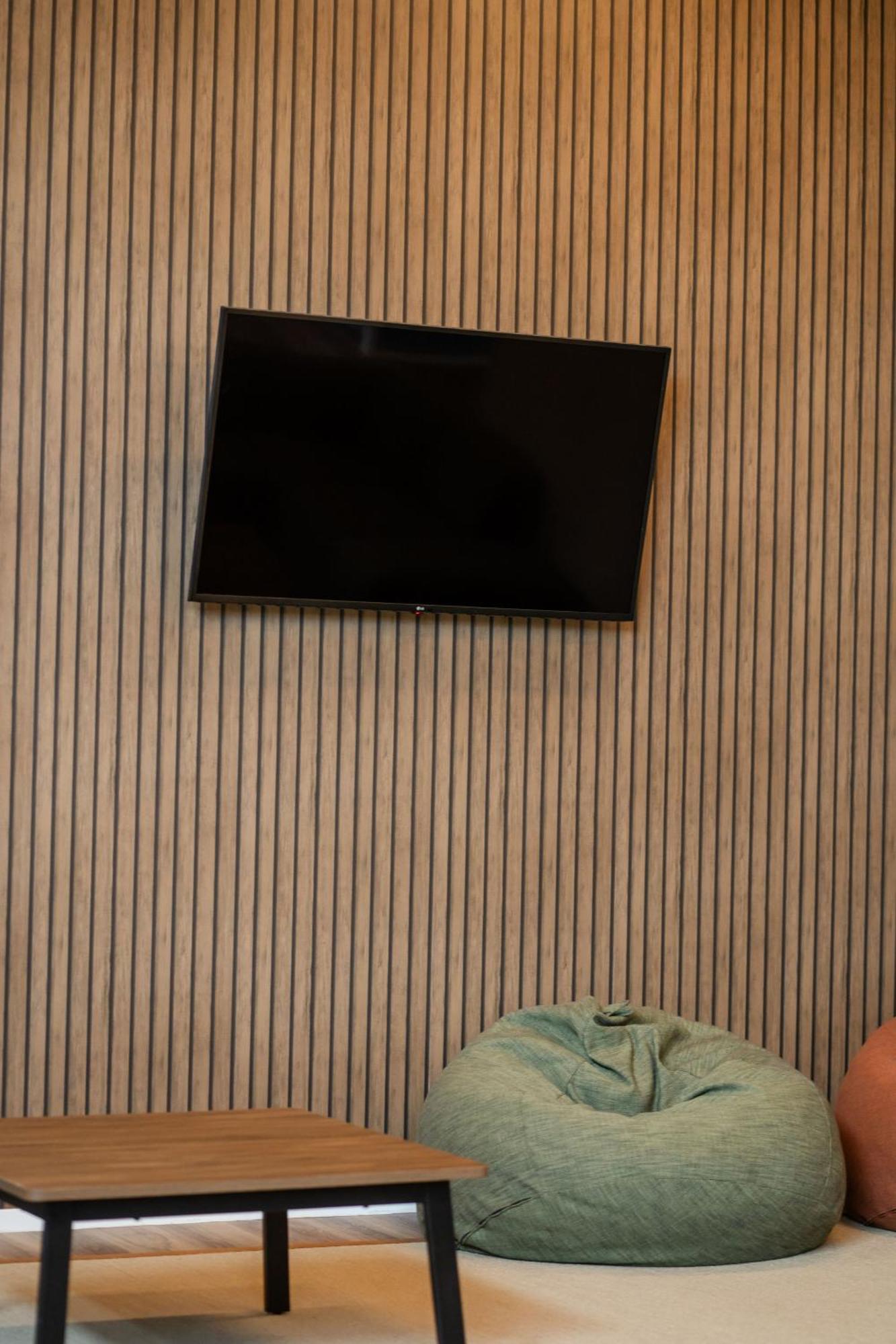 Hostel Haka House Rotorua Exterior foto A wall mounted television