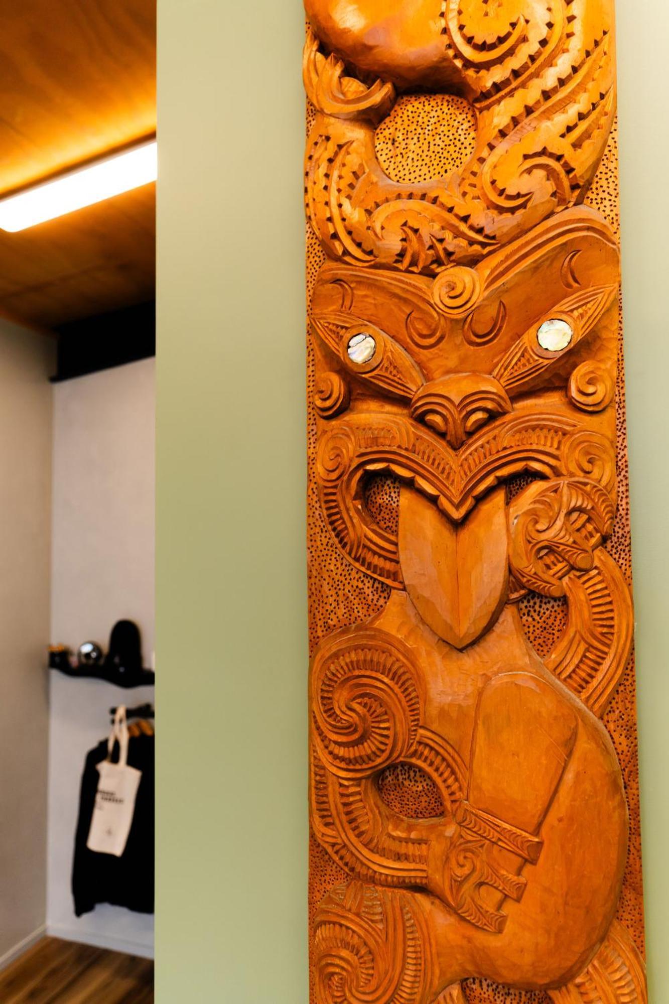 Hostel Haka House Rotorua Exterior foto A pounamu carving