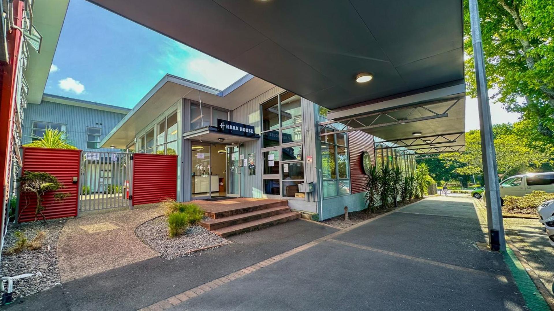 Hostel Haka House Rotorua Exterior foto The main entrance of the school